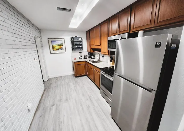 Cozy 3 Bedroom House Near Airport/Raymond Stadium/Downtown.