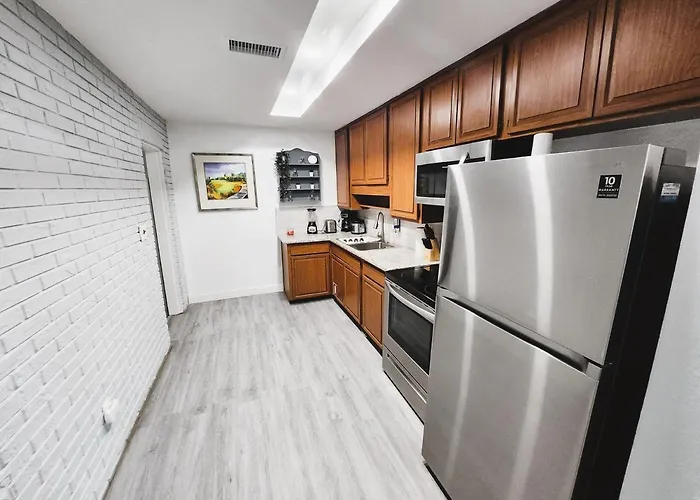 Cozy 3 Bedroom House Near Airport/Raymond Stadium/Downtown.