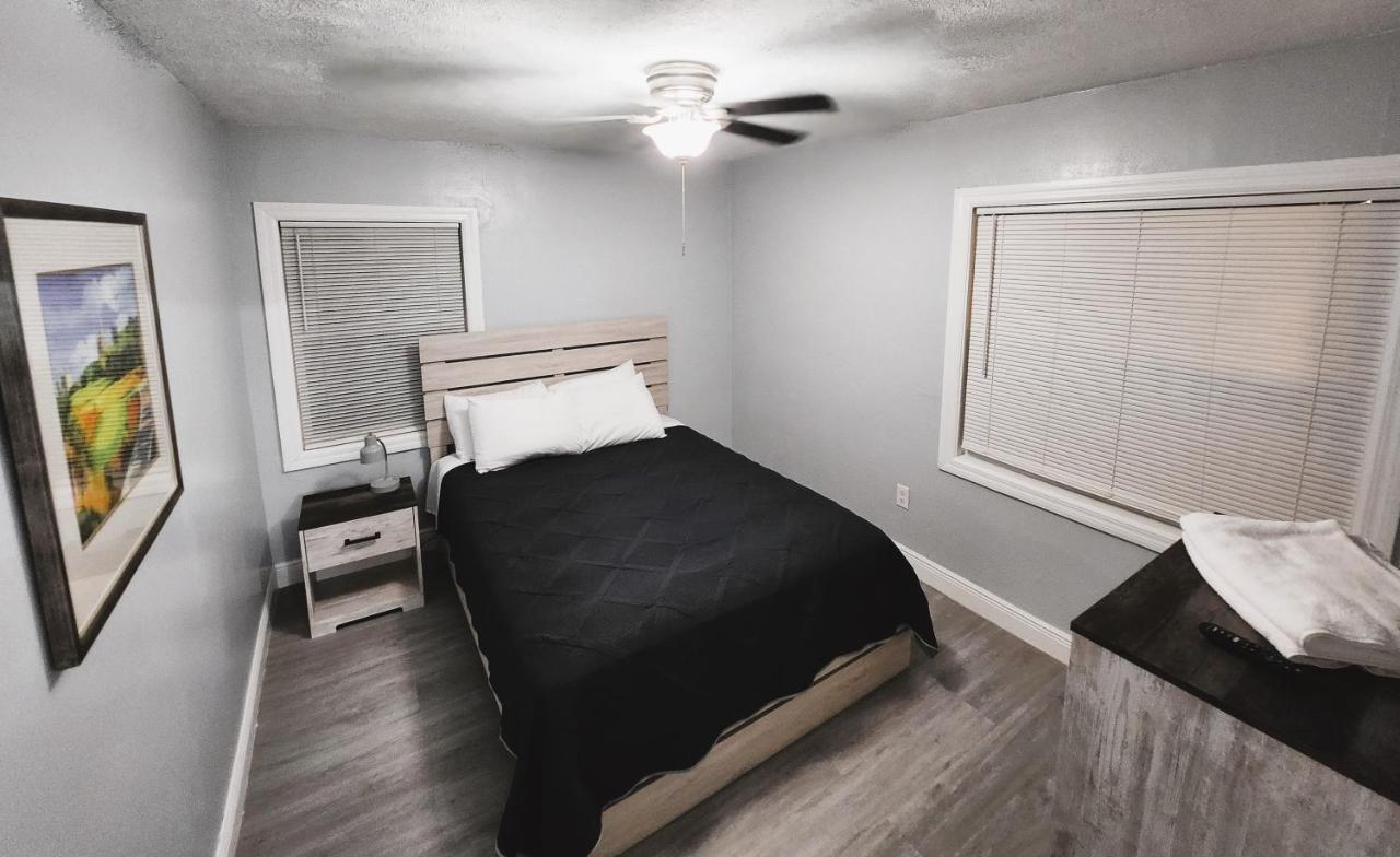 Holiday home Cozy 3 Bedroom House Near Airport/raymond Stadium/downtown.