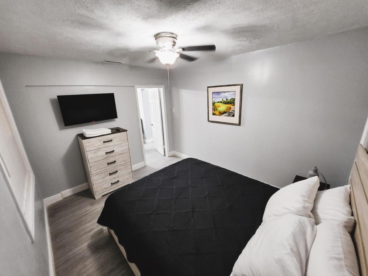 Cozy 3 Bedroom House Near Airport/raymond Stadium/downtown.