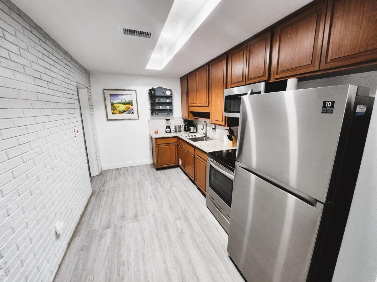 Cozy 3 Bedroom House Near Airport/raymond Stadium/downtown.