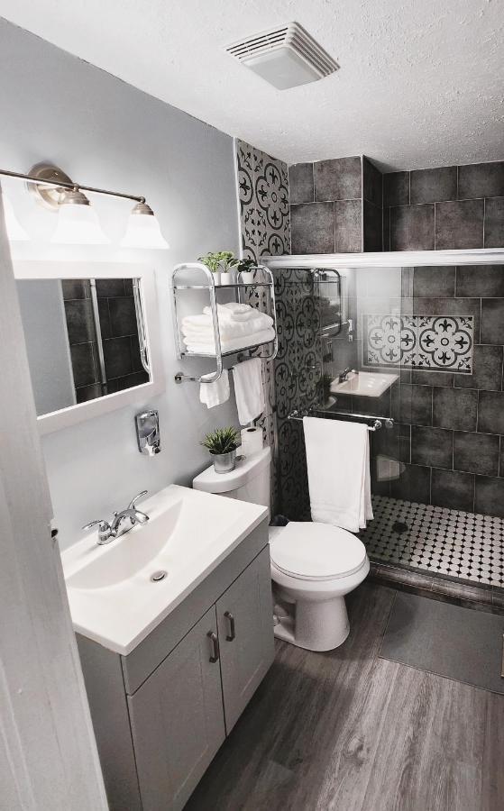 Cozy 3 Bedroom House Near Airport/raymond Stadium/downtown.