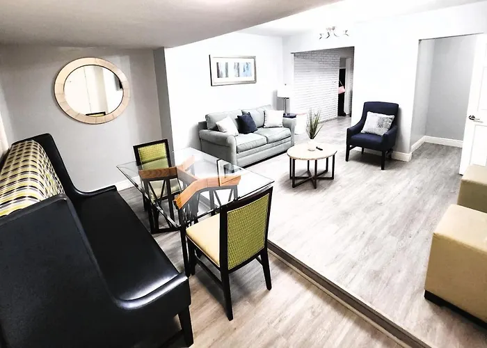 Cozy 3 Bedroom House Near Airport/Raymond Stadium/Downtown.