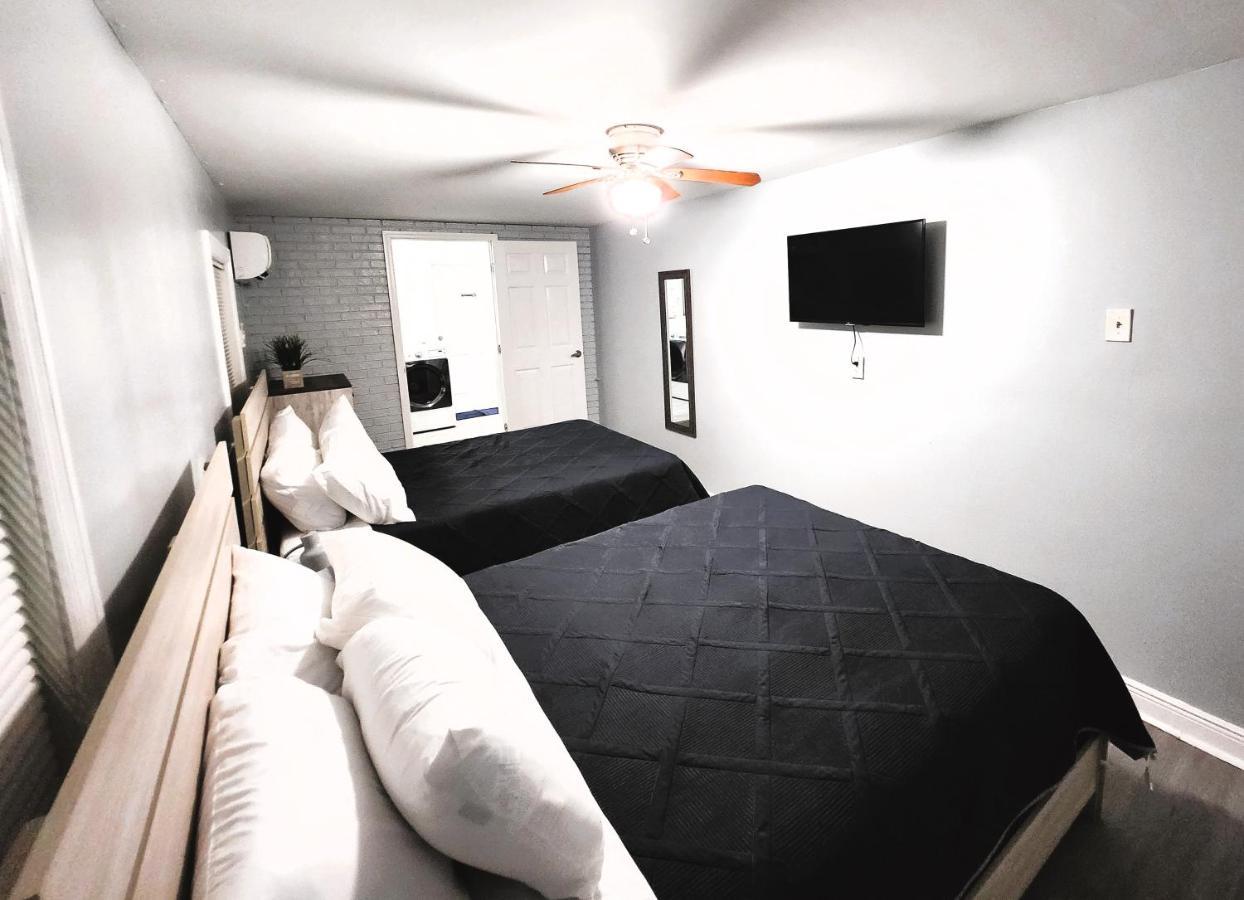 Cozy 3 Bedroom House Near Airport/raymond Stadium/downtown. *