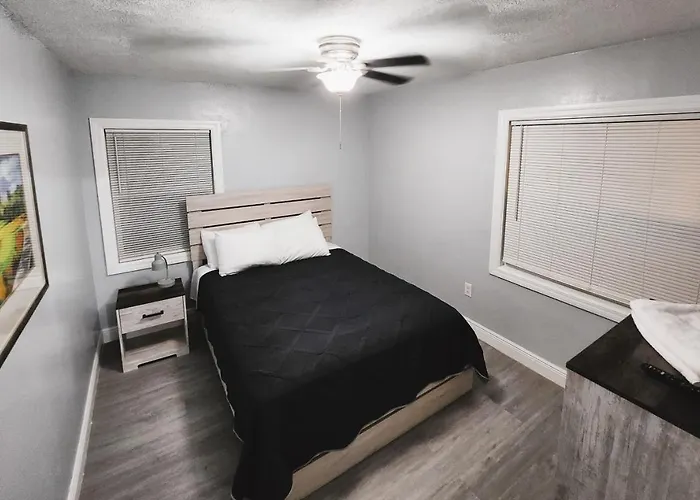 Cozy 3 Bedroom House Near Airport/Raymond Stadium/Downtown.