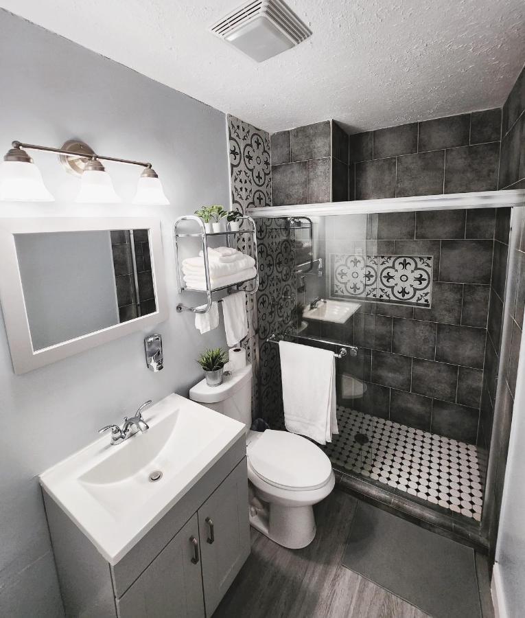 Cozy 3 Bedroom House Near Airport/raymond Stadium/downtown. *